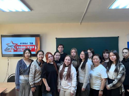 В колледже искусств на уроках истории студенты рассказали друг другу, почему Улан-Удэ - город трудовой доблести