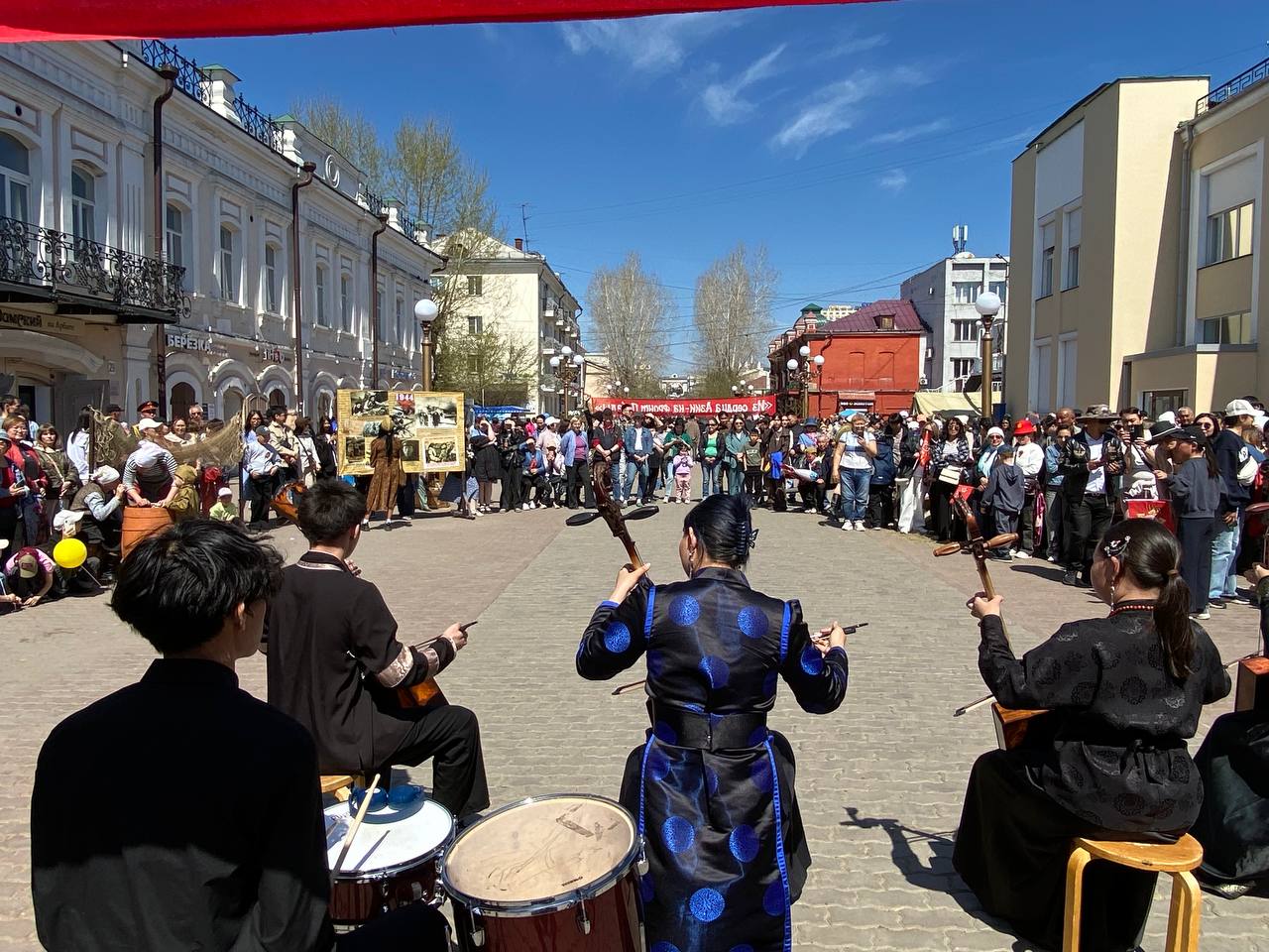 В День Победы студенты и педагоги организовали концерт на Арбате