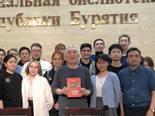 В Национальной библиотеке состоялась встреча студентов колледжа с членом союза журналистов России, автором книги «Герои со звездами и без звезд» Баясхаланом (Юрием) Дабаин