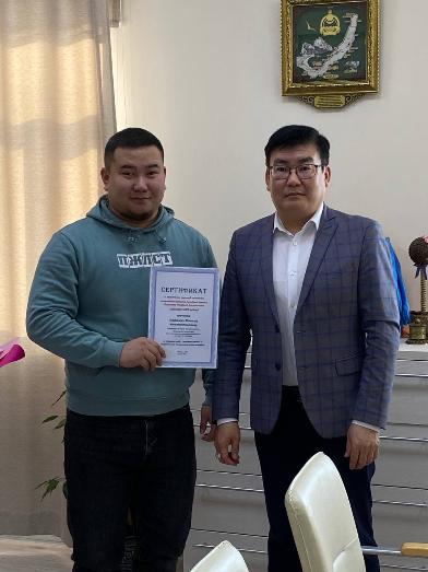 Директор Колледжа искусств Баир Турбянов вручил студентам именные стипендии