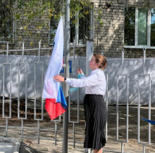 Поднятием флага и исполнением гимна Российской Федерации встретили День знаний в Колледже искусств