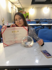  Алина Иванова, учащаяся ДШИ им. Б. Ямпилова при Колледже искусств, стала обладательницей Гран-при в номинации "Эстрадный вокал" X Международного конкурса - фестиваля детского и юношеского творчества, проходившего в Пекине