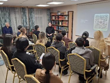 Педагог колледжа искусств рассказал о хоровом искусстве и провел мастер-класс в самой большой библиотеке Бурятии