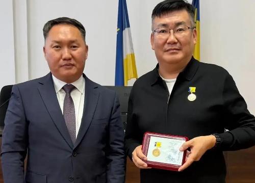 Директору колледжа вручен знак отличия «За вклад в развитие Советского района г. Улан-Удэ»