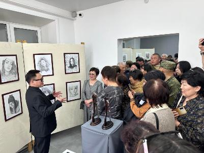 У выпускника колледжа искусств, участника СВО, открылась персональная выставка в поселке Агинское
