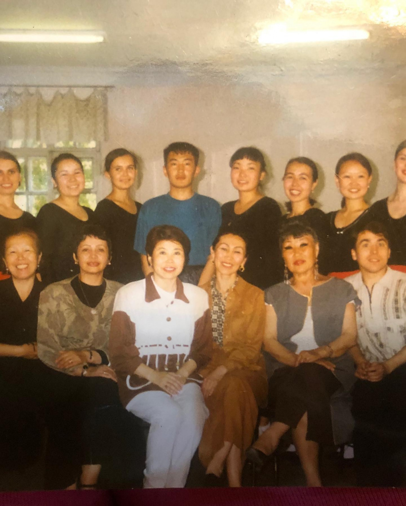 Преподаватели В. С. Сультимова, И. М. Кулиева, С.Ц. Бадлуева, Т. Б. Вампилова, В.В. Абгалдаева истудентыспециальноститворчество». 1990-е годы.