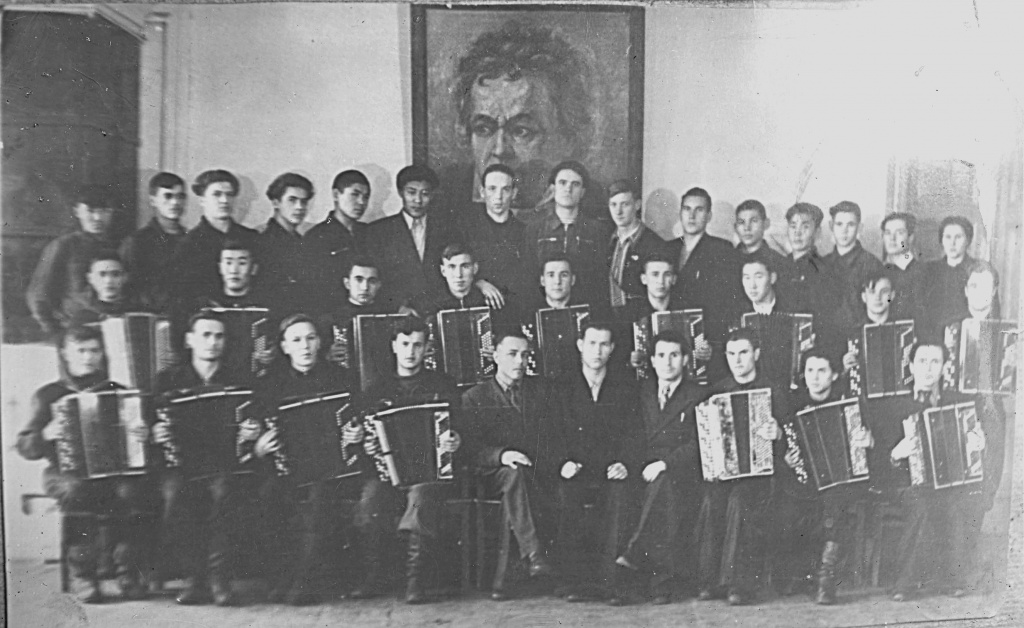 Студенты отделения народных инструментов. В центре преподаватели В. И. Анисимов, П. И. Бомштейн. 1958 года. 3. Студенты ИНО_1958.jpg