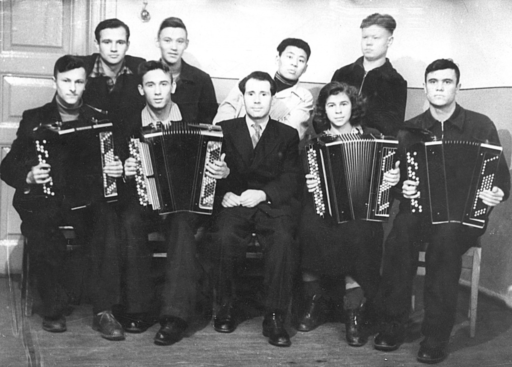 Класс преподавателя В. И. Анисимова. 1 ряд: В. Курбатов, В. И. Анисимов, А. Пузанов. 2 ряд. Б. Грингар, Г. Житихин. 1956 год. 4. Класс ПИ Бомштейна_1960.jpg