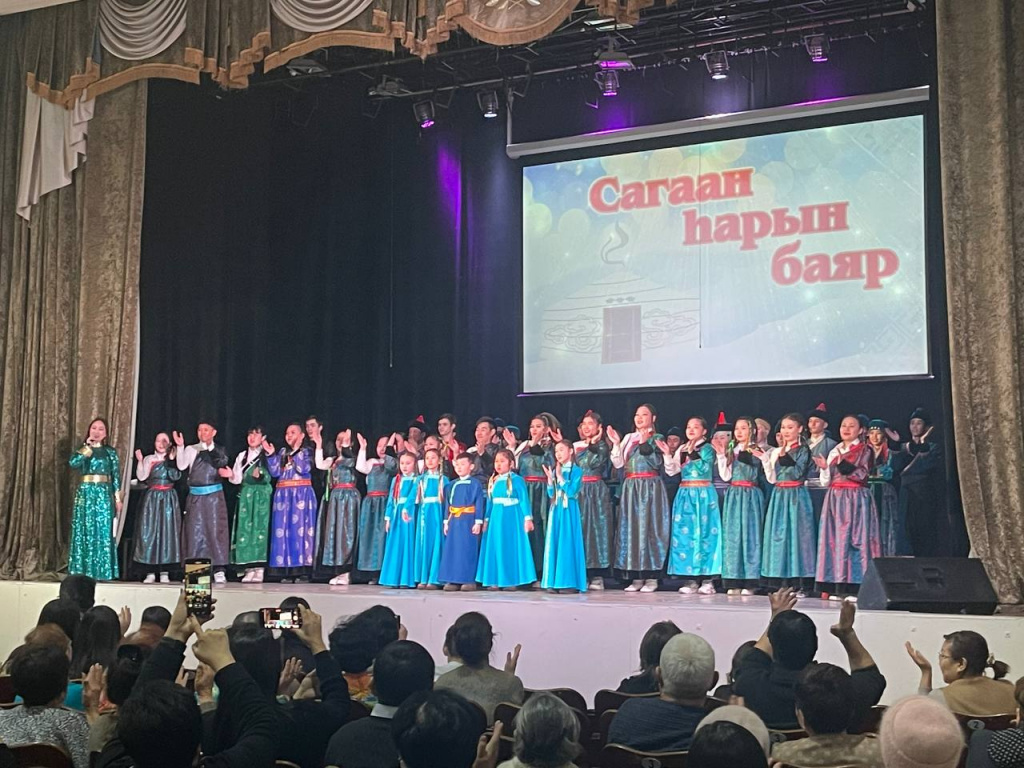 Студенты отделения сольного и хорового народного пения на концерте«Сагаан hарын баяр». 2024 год.