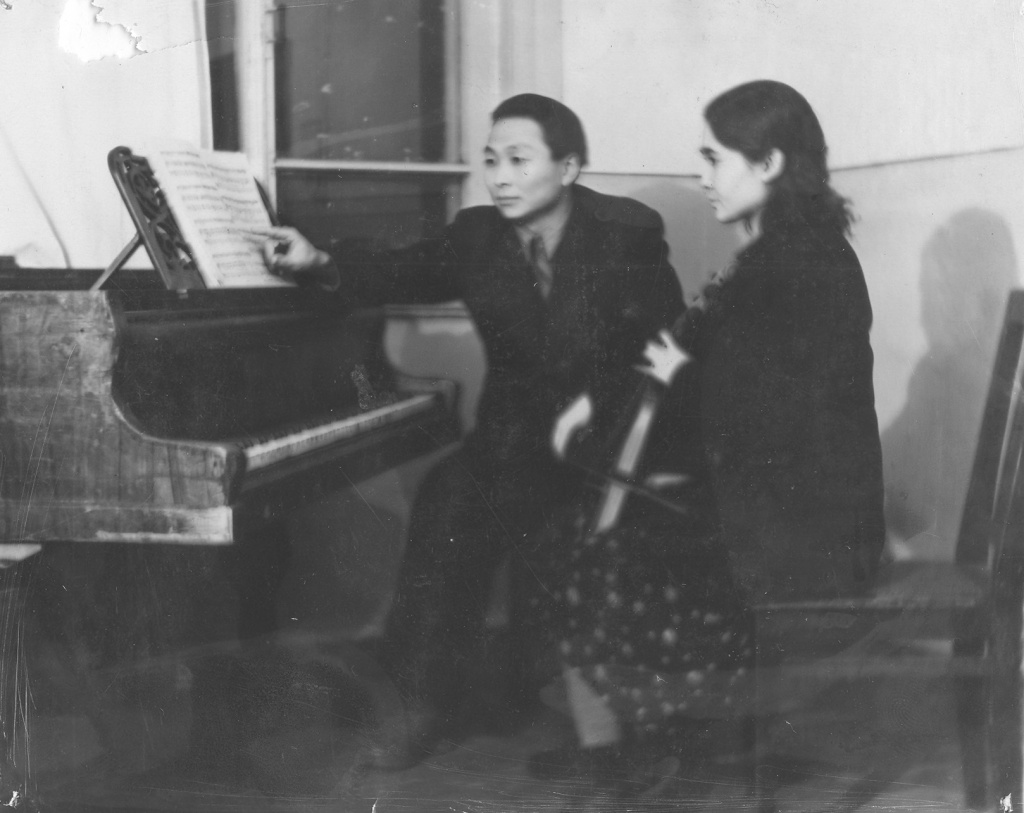 В классе хура. Преподаватель С. Л. Балдаев. 1950-е годы.