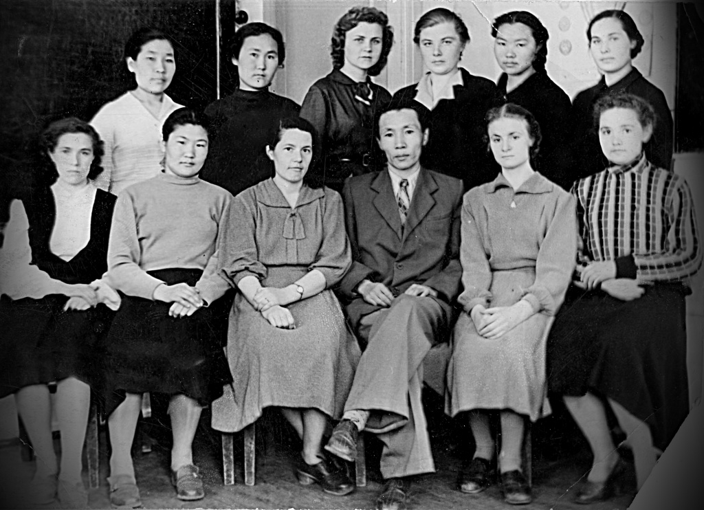 3. Преподаватели и студенты ДХО. 1950-е.jpg