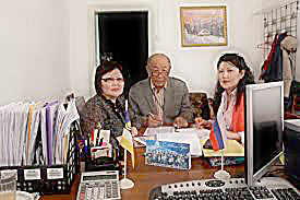 Преподаватели специальности «Живопись» Э. В. Буруева, С. Р.Ринчинов, Ц. Д. Болотова обсуждают работы, представленныена Конкурс изобразительного и декоративно-прикладногоискусства «Жаворонок». с. Могойто. 2014 год. Преподаватели специальности «Живопись» Э. В. Буруева, С. Р.Ринчинов, Ц. Д. Болотова обсуждают работы, представленныена Конкурс изобразительного и декоративно-прикладногоискусства «Жаворонок». с. Могойто. 2014 год.