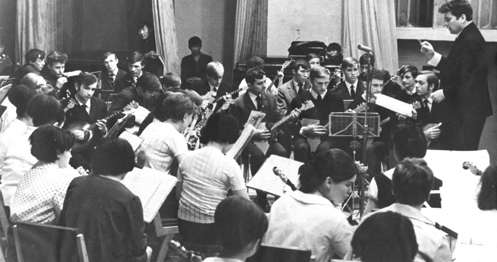 Оркестр русских народных инструментов. Дирижёр – Л. М. Мелехов. 1971 год. 7. Оркестр ИНО_1971.jpg
